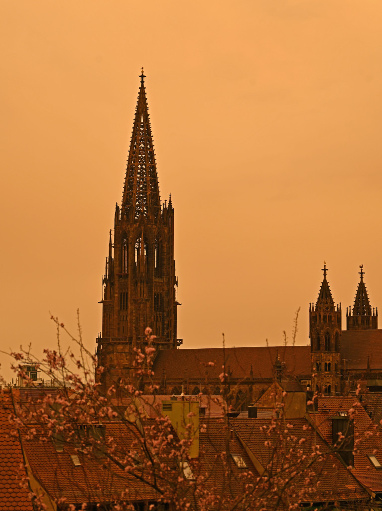 Gelblich-braune Stimmung ber der Stadt