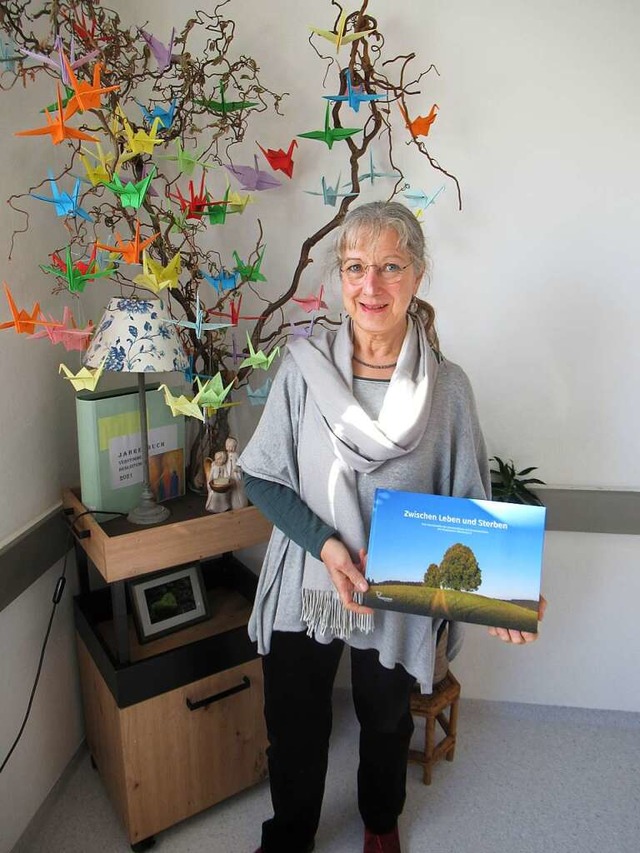 Monika Lubitz, Leiterin des Ambulanten Hospizdienstes, prsentiert das Buch.  | Foto: Susanne Kerkovius