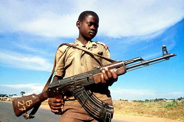 Ein achtjhriger Kmpfer  der National...von Uganda  posiert mit seiner Waffe.   | Foto: B2373 Hrst Ossinger