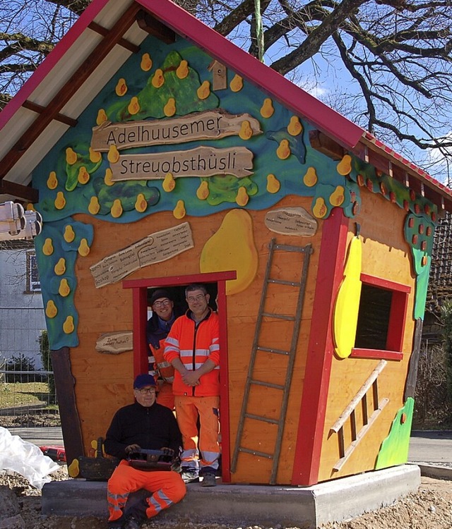 Uwe Rschke (hinten von links) und Tom...em neuen Spielplatz in Adelhausen auf.  | Foto: Petra Wunderle