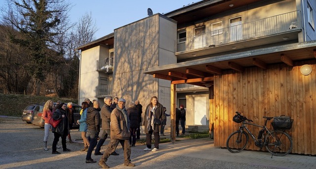 Gemeinderte, Verwaltungskrfte und Ve...Lokaltermin in der Weilertalstrae 63.  | Foto: Silke Hartenstein