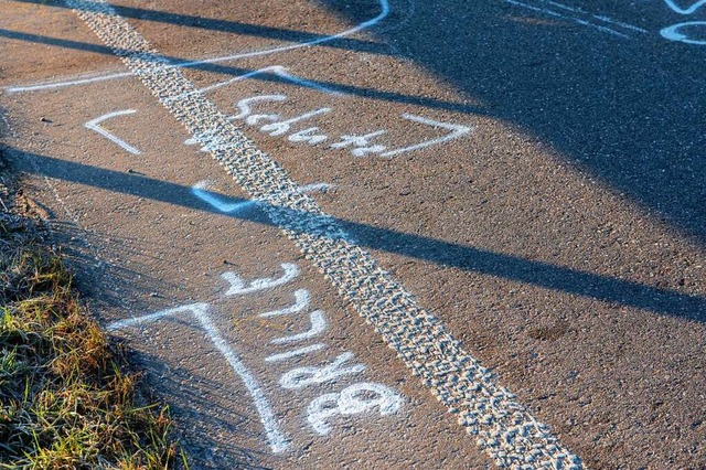 Markierungen am Tatort, an dem ein Polizist schwer verletzt wurde.  | Foto: Jonas Hirt