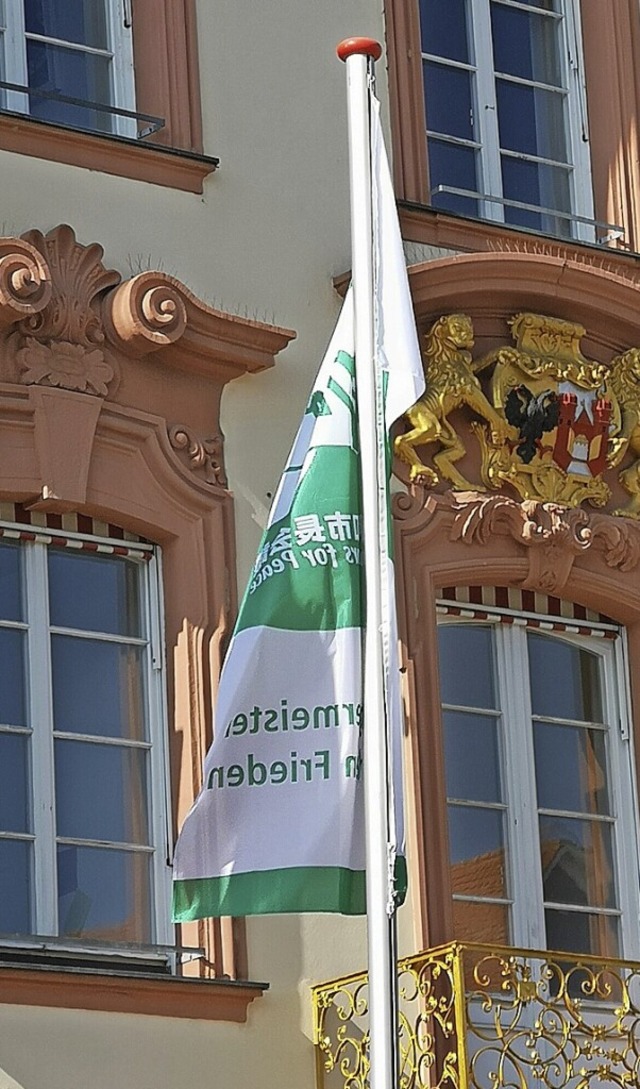 Die Flagge der Mayors for Peace (Brge... Frieden) vor dem Offenburger Rathaus   | Foto: Ralf Burgmaier