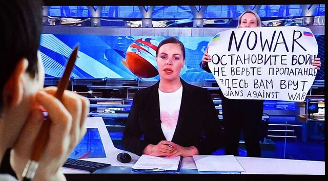 Protest whrend der Abendnachrichten: Marina Owssjannikowa mit Antikriegs-Plakat  | Foto: -