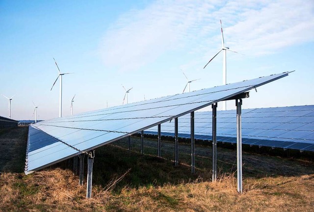 Der Ausbau von Solarkraft stand jetzt ...rscher geht es aber auch im Windkraft.  | Foto: Daniel Bockwoldt (dpa)