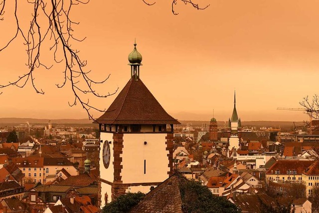 Der Staub aus der Sahara frbte auch den Himmel ber Freiburg orangegelb.  | Foto: Rita Eggstein