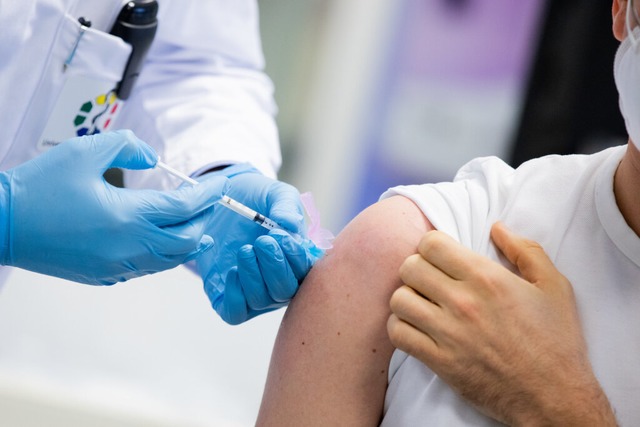 Als genesen gilt man derzeit drei Monate lang nach dem ersten positiven Test.  | Foto: Rolf Vennenbernd (dpa)