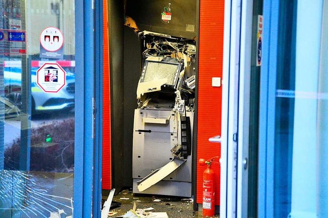 Heidelberg: Ein gesprengter Geldautomat ist in einem Bankgebude zu sehen.  | Foto: Ren Priebe (dpa)