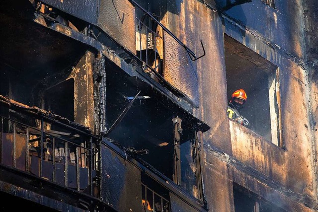 Ein Feuerwehrmann steht am Dienstag in...iew mehrere Zivilisten gettet worden.  | Foto: Mykhaylo Palinchak (dpa)