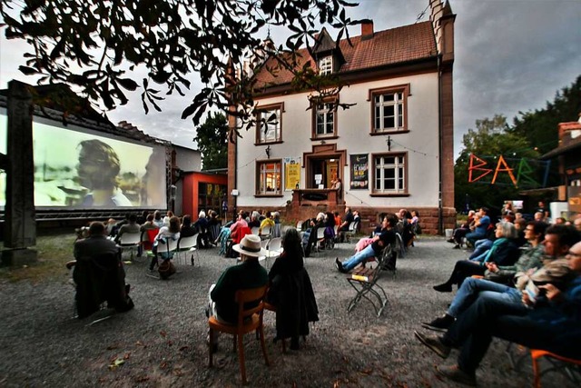 Das &#8222;Kino im Hof&#8220; im Somme... viele ein Lichtblick in der Pandemie.  | Foto: Barbara Ruda