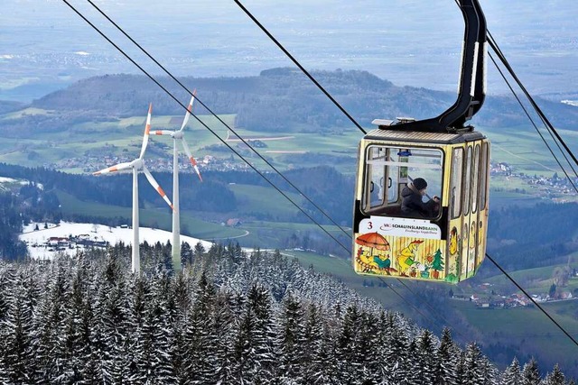 Eine Gondel der Schauinslandbahn schwebt ber den winterlichen Wald.  | Foto: Thomas Kunz
