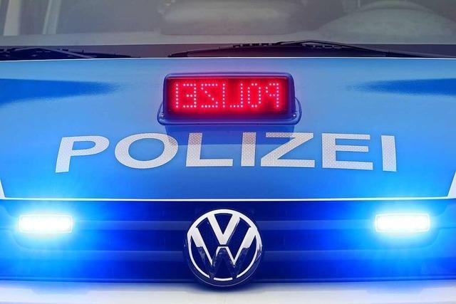 Polizei in Bad Säckingen löscht brennenden Mülleimer