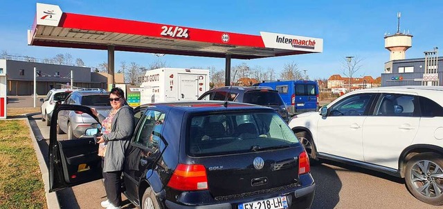 Angelika Beck bt sich in Geduld  an der Tankstelle in Volgelsheim.  | Foto: Julius Wilhelm Steckmeister