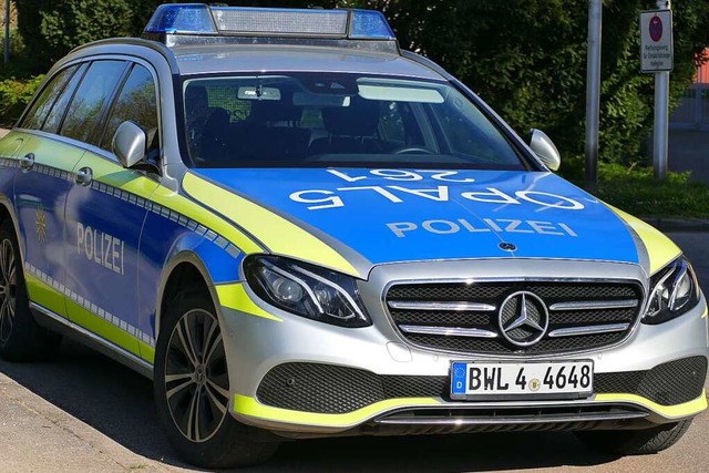 Die Beamten stoppten das Fahrzeug im B...i  aus dem Auto und flchteten zu Fu.  | Foto: Sattelberger