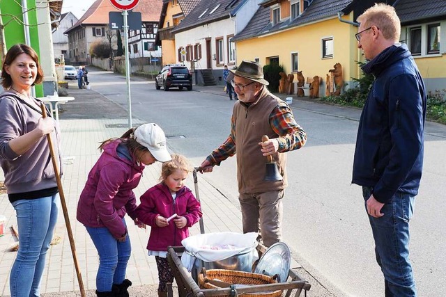 Kehrtag in Tutschfelden: Ortsvorsteher...homas Gedemer auf dem Weg durchs Dorf.  | Foto: Michael Haberer