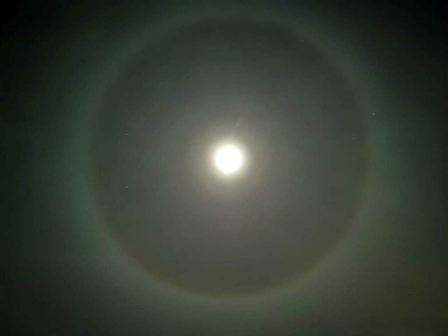 Ein Halo  sieht aus wie ein heller Ring, der den Mond umschliet.  | Foto: Gerd Mller