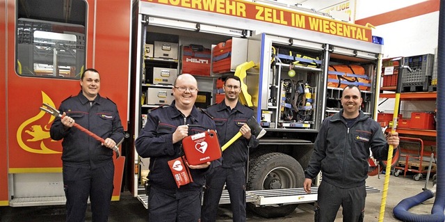 Den  Defibrillator und gespendete Eins...zzana und Thomas Philipp (von links).   | Foto: Edgar Steinfelder