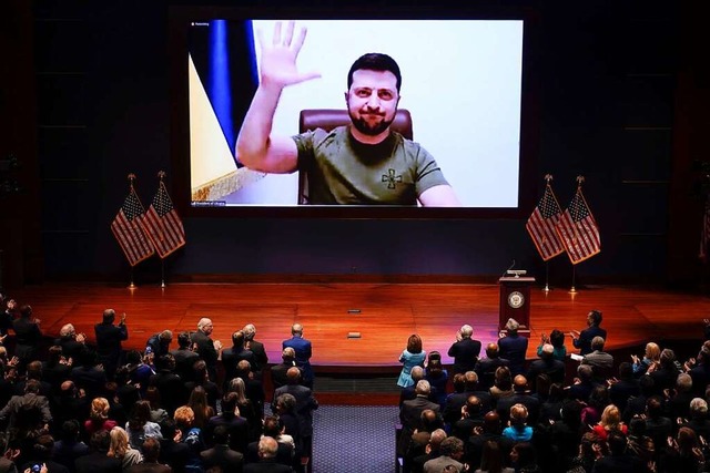 Per Videoschalte wandte sich der ukrai...enskyj am Mittwoch an den US-Kongress.  | Foto: J. Scott Applewhite (dpa)