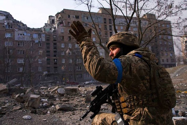 Ein ukrainischer Soldat kniet in Mariupol inmitten von Trmmern  | Foto: Mstyslav Chernov (dpa)