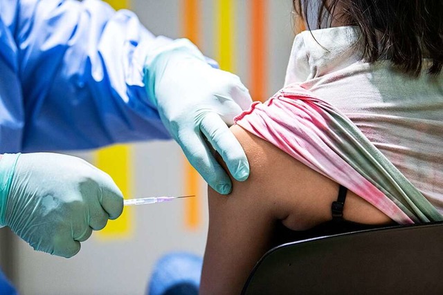 Seit 16. Mrz mssen Einrichtungen Ungeimpfte an die Gesundheitsmter melden.  | Foto: Fabian Sommer (dpa)