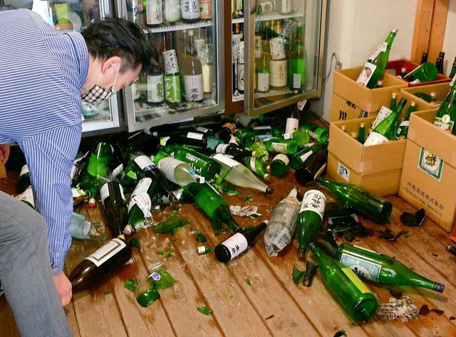 Ein Erdbeben hat in diesem japanischen...t, dass Flaschen kaputt gegangen sind.  | Foto: -