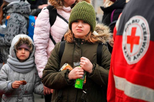 Menschen, die vor dem Krieg in der Ukr...krainisch-polnischen Grenze empfangen.  | Foto: LOUISA GOULIAMAKI (AFP)