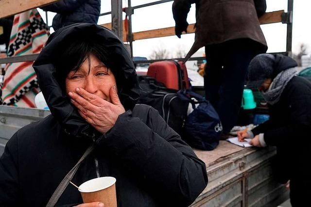 Tausende Flchtlinge verlassen die belagerte Hafenstadt Mariupol