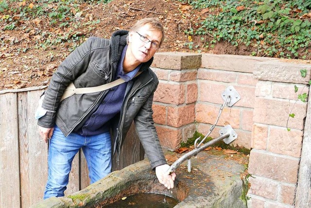 Volker Mller an dem Brunnen am Gieseneck  | Foto: Mark Alexander