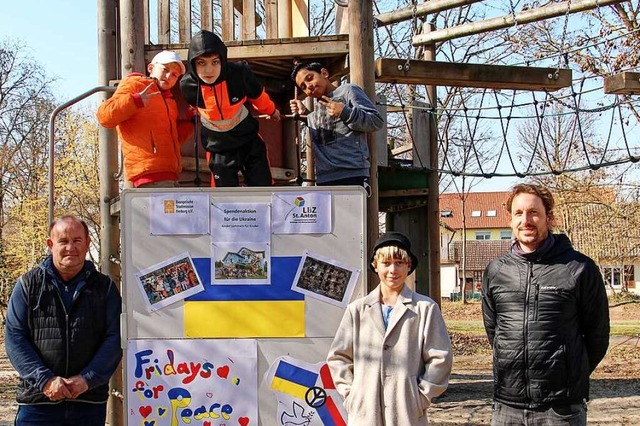 Im Einsatz fr ukrainische Kinder: Von...Marcel (12) sowie Lehrer Stefan Beyer.  | Foto: Ruth Seitz