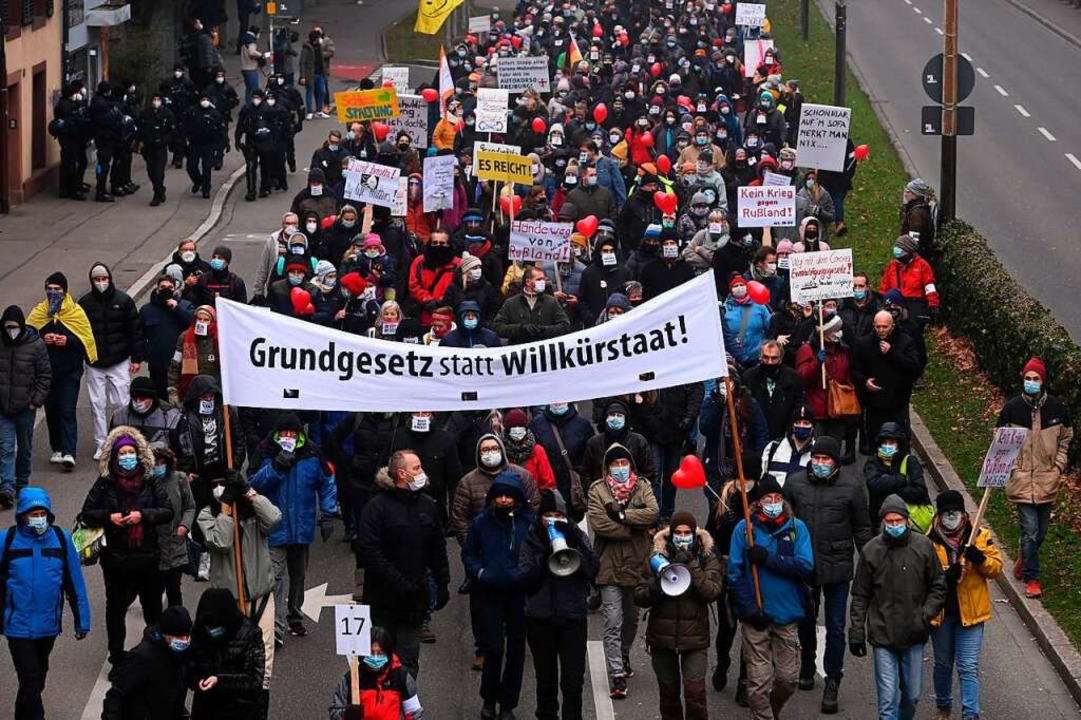 &#8230; Querdenker-Demonstrationen wie hier in Freiburg am 15. Januar 2022.  | Foto: Thomas Kunz