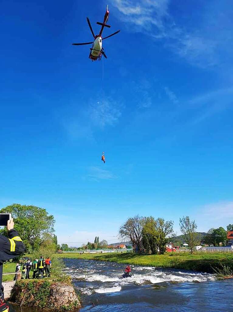 Mai 2021: Bergwacht rettet bei Waldkirch mit der Winde eine Frau, die mit dem Auto in der Elz gelandet ist.