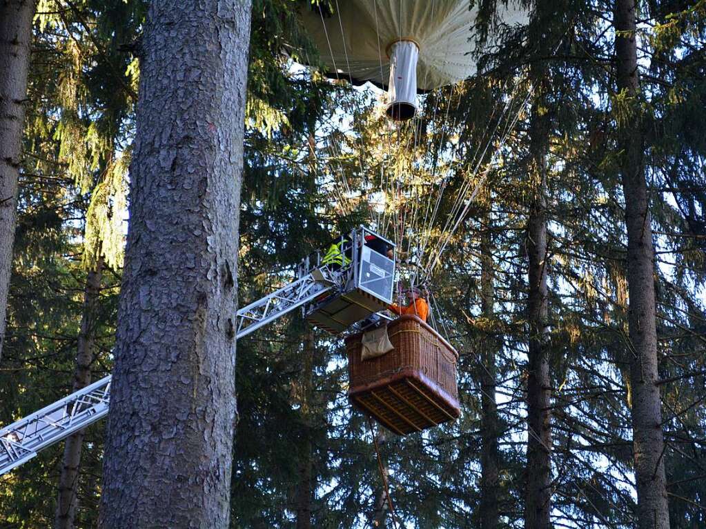 Oktober 2014: In Neustadt befreit die Bergwacht die Besatzung aus einem Heliumballon, der sich in den Baumwipfeln verfangen hat.