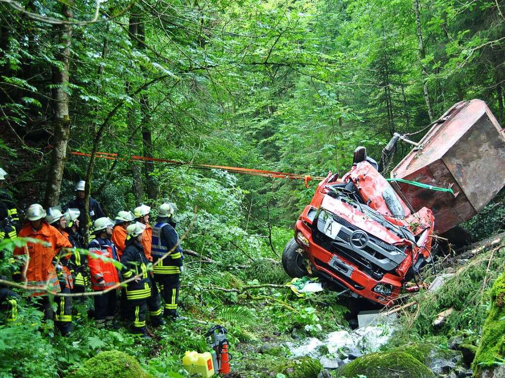 August 2010: Bei Husern strzt ein Lastwagen 50 Meter in die Tiefe. Der Fahrer berlebt den Unfall nicht.