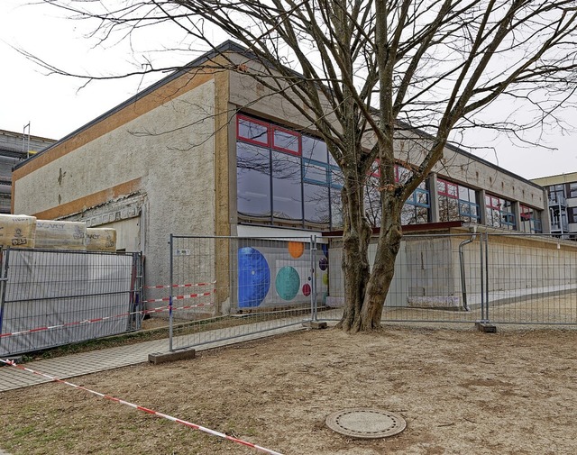 Die Fassade der Turnhalle am Endinger ...t dem Gerteraumanbau zur Dmmung an.   | Foto: Martin Wendel