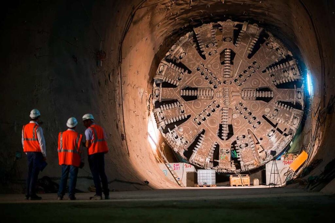 Drei Männer stehen in einem Tunnel des...einer Tunnelbohrmaschine. (Themenbild)  | Foto: Sebastian Gollnow
