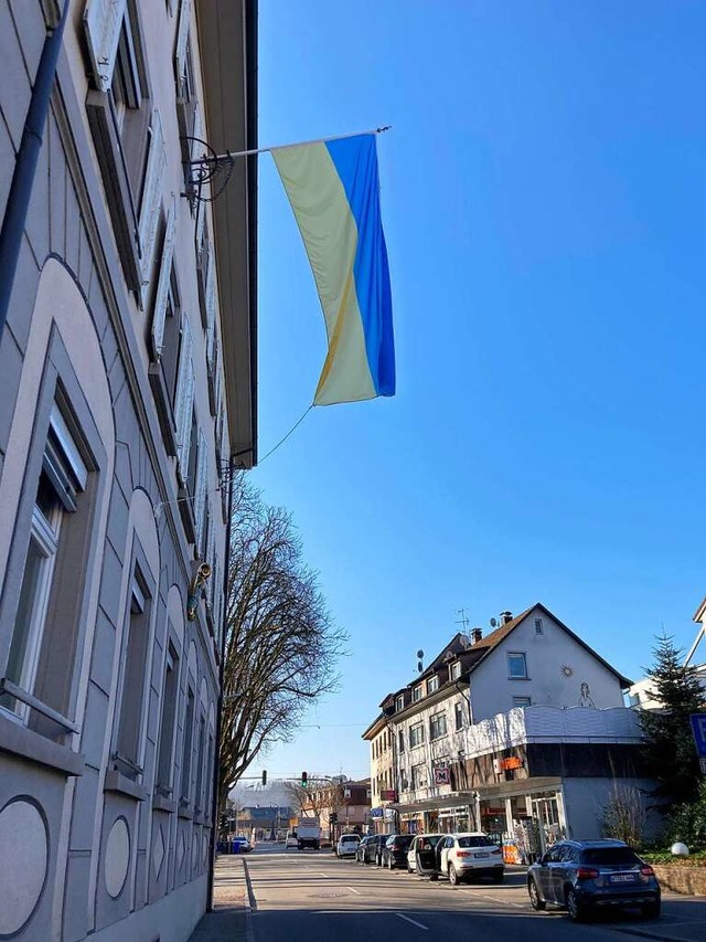 Am Rathaus von Wehr weht die ukrainische Flagge als Zeichen der Solidaritt  | Foto: Annemarie Rsch