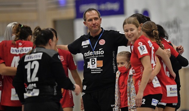 HSG-Trainer Igor Bojic inmitten seines...s &#8211; und einer jungen Anhngerin   | Foto: Achim Keller