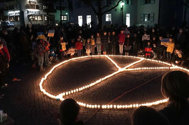 Das Peace-Zeichen leuchtete vor dem Alten Rathaus in Kirchzarten.  | Foto: Michael Drfler