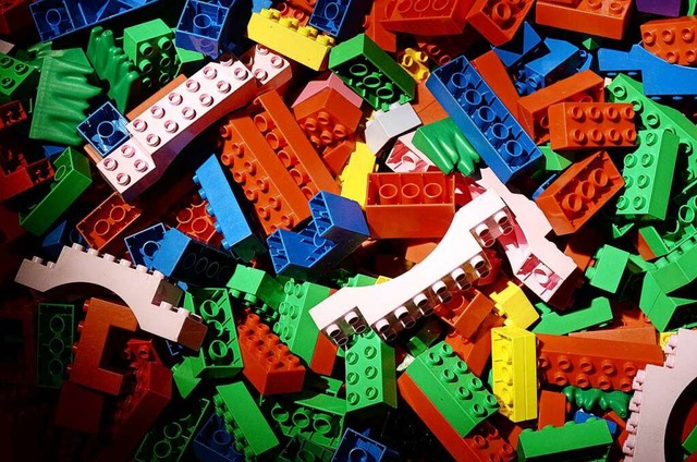 Das Baumaterial der jungen Knstler: bunte Legosteine  | Foto: Jens Kalaene