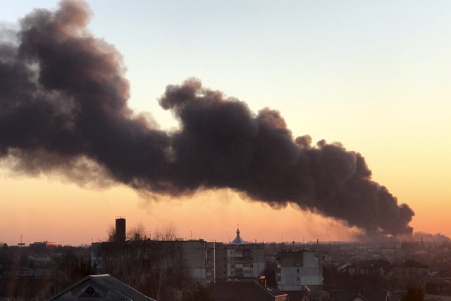 Die Rauchwolke nach dem Luftangriff auf den Flughafen von Lviv  | Foto: Uncredited (dpa)