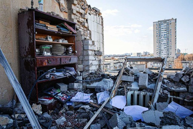 berreste einer Wohnung in einem durch russischen Beschuss zerstrten Wohnhaus.  | Foto: Alex Chan Tsz Yuk (dpa)