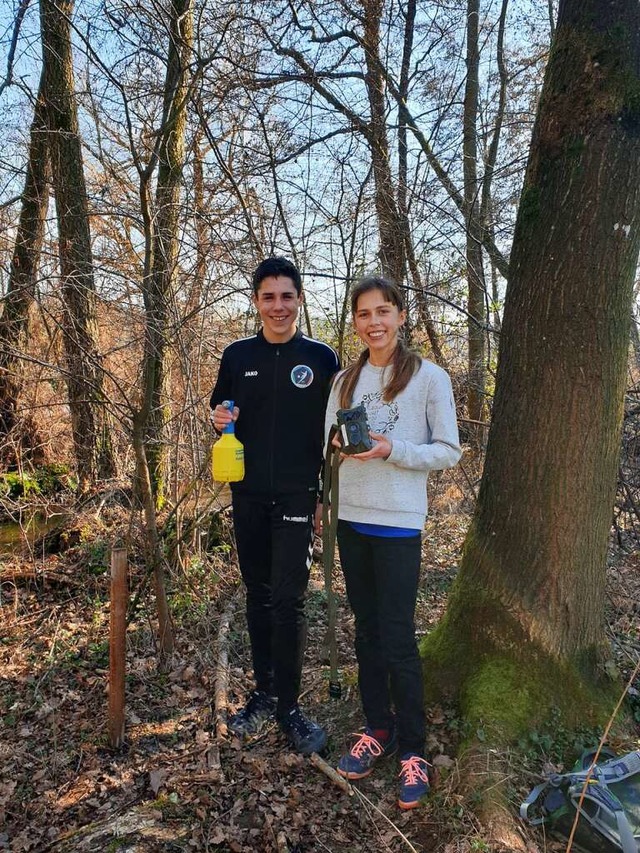 Marlon Grabowski und Maja Leber unterw...i Jugend forscht im Teninger Unterwald  | Foto: Jacob Eer