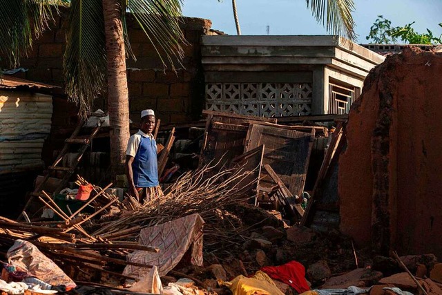 Ein Mann steht nach dem Tropensturm in Trmmern eines Hauses.  | Foto: ALFREDO ZUNIGA (AFP)