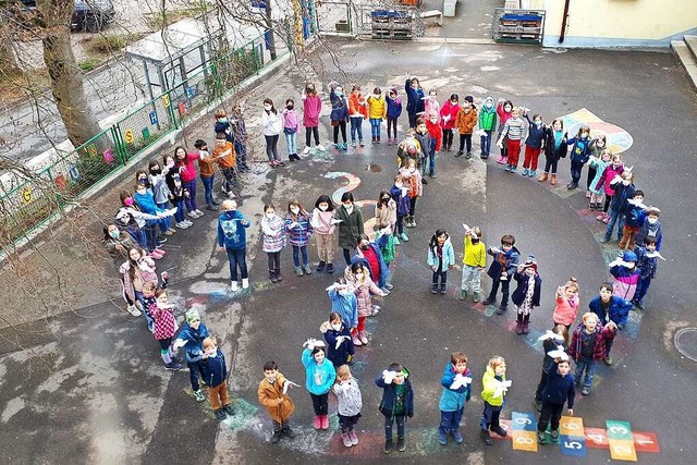 Zum Peace-Zeichen stellten sich  Schl...undschule Windenreute im Schulhof auf.  | Foto: Kerstin Christoph (Grundschule Windenreute)