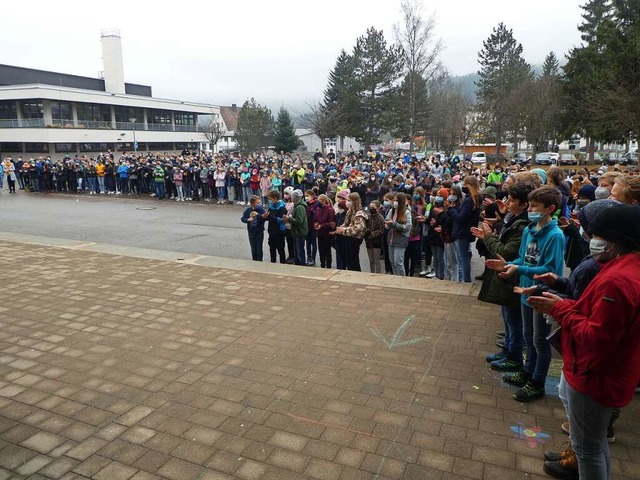 Mehr als 500 Schlerinnen und Schler ...mit Friedensgedanken auf dem Schulhof.  | Foto: Peter Stellmach