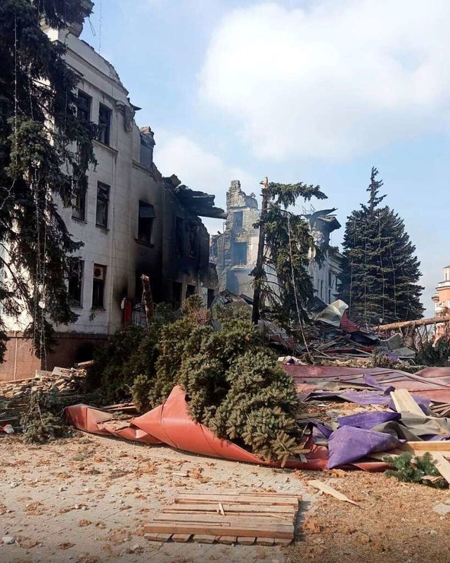 Ukrainischen Behrdenangaben zufolge h...heerenden Bombenangriffs geworden ist.  | Foto: Uncredited (dpa)