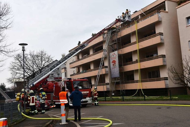 Bei dem Brand waren am Freitag waren 4...rleute und neun DRK-Krfte im Einsatz.  | Foto: Andrea Steinhart