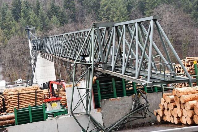 Kran bei Buchenbach wird abgebaut: Ausweichstrecke fr die B31 bleibt ganzes Wochenende gesperrt