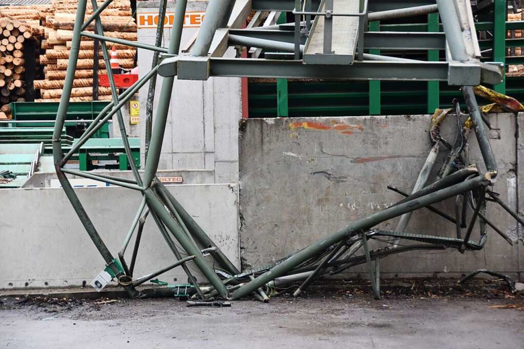 Die abgeknickte Sttze des Portalkrans beim Sgewerk Dold.  | Foto: Max Schuler