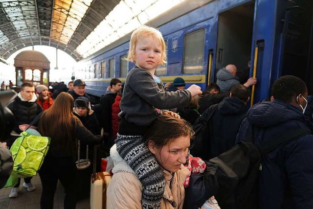 Auf der Flucht: Familien, vor allem M...n einen Zug, um das Land zu verlassen.  | Foto: Mykola Tys (dpa)